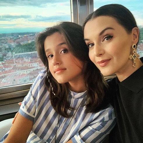 FOTO: Karolínka je mladší dcera Ivy Kubelkové. – stránka 570