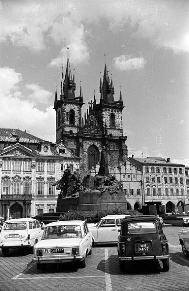 Parkování na Staromáku, auta na Karlově mostě. Připomeňte si provoz v socialistické Praze, kdy bylo možné snad všechno