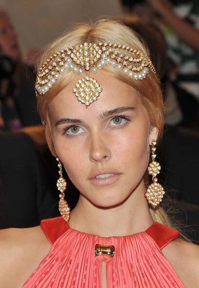 2011: Isabel Lucas