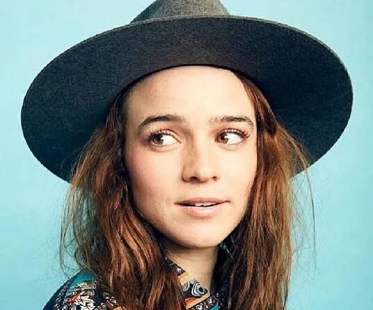 Renée Felice Smith Biography - Facts, Childhood, Family Life & Achievements
