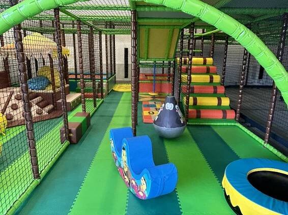 Labyrint s atrakcemi, formule a kavárna. V Blansku otevírá herní centrum Hopík