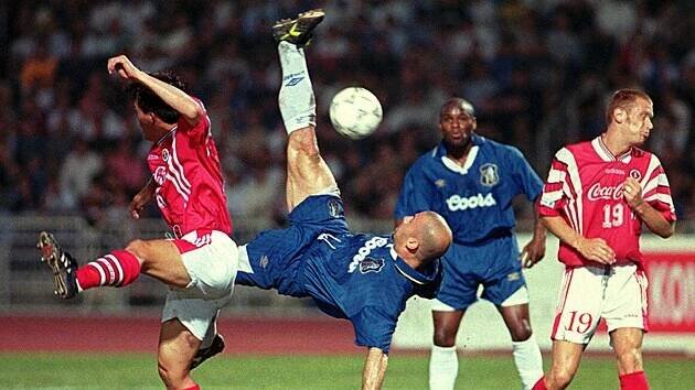 Gianluca Vialli, bývalý italský fotbalista, se pokouší o akrobatické zakončení v dresu Chelsea.