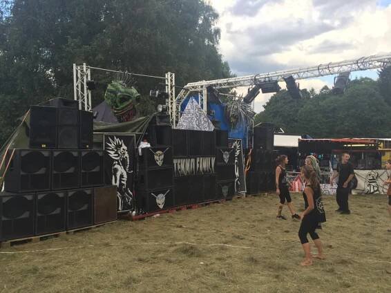 FOTO: Šluknovskem duní techno, přijely tisíce jeho fanoušků