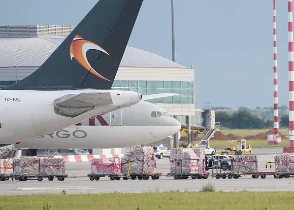 Policisté zasahovali na Letišti Václava Havla kvůli tikajícímu zavazadlu v letadle, které směřuje do Londýna (8. 8. 2024).