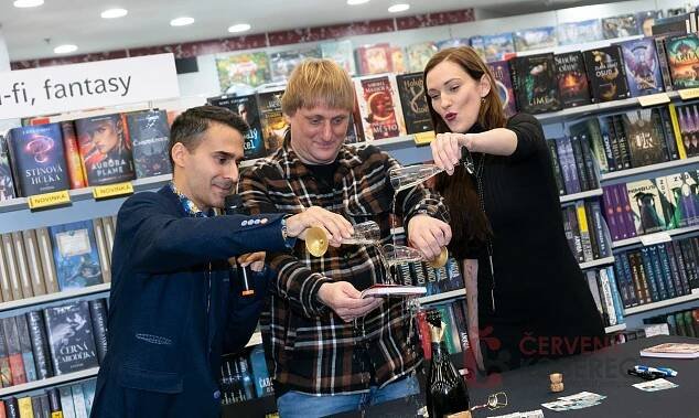 Barbora Jánová a Radek Banga pokřtili knihu Lukáše Pavláska Rok ajťáka | Červenýkoberec.cz