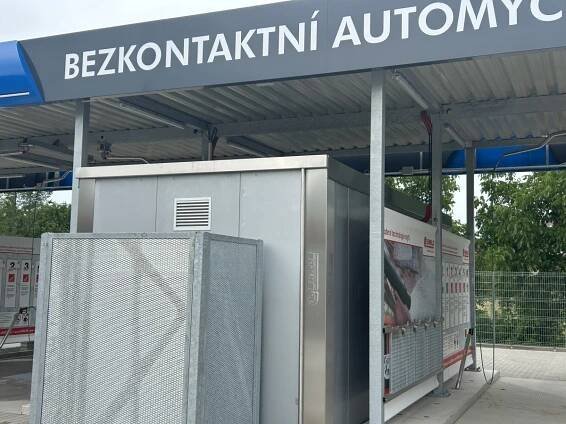 V Poděbradech otevřela Modrá myčka. Je automatická, ale obsluha poradí