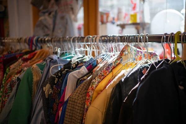 Toto je pět nejlepších second handů v Praze: Koupíš v nich Chanel výběrovky i vintage kousky za kilo | Galerie 1/53 | REFRESHER.cz