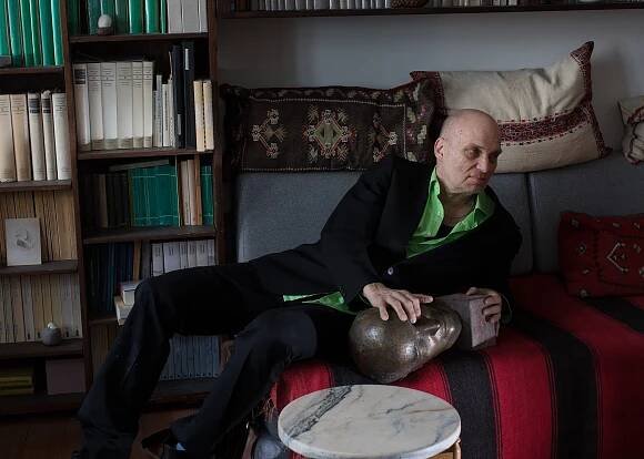 The artist Michael Kunze in his apt.