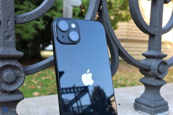 Co jsou lidé ochotni udělat pro iPhone? Tato žena překousala bezpečnostní kabel