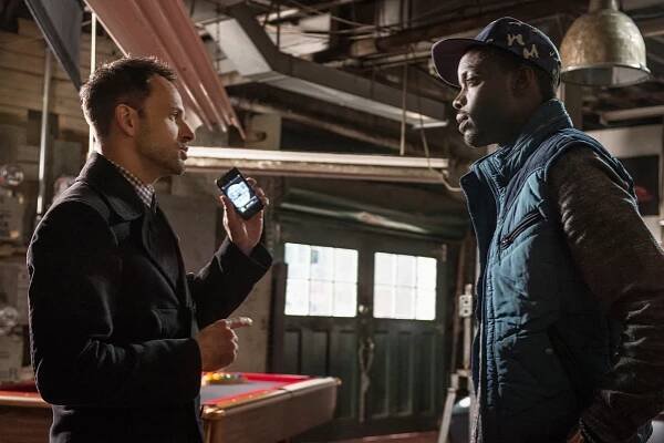 Jak prosté - Interní audit - Z filmu - Jonny Lee Miller, Ato Essandoh