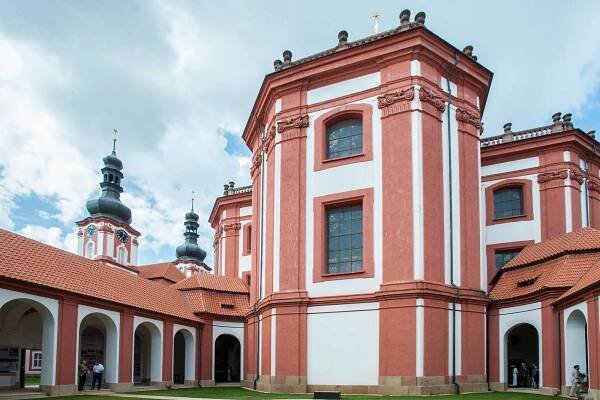 FOTOGALERIE: Dostavba ambitu Mariánské Týnice byla slavnostně završena