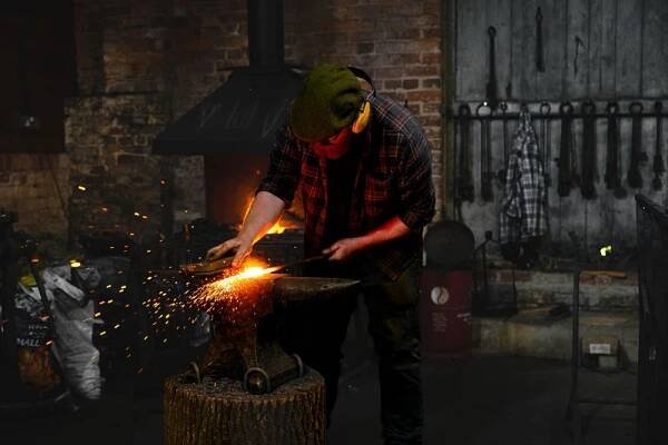Ian Thackray Blacksmith - Daniel Seago Photography