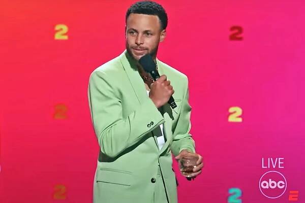 Stephen Curry Opens 2022 ESPY Awards with Joke About LeBron James: He 'Hosted After Losing the NBA Finals'