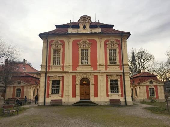Letohrádek Amerika – Couráme se – profesionální průvodce Prahou