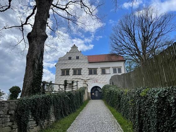 Z Luží na hrad Košumberk a jako sladká tečka Jahůdka