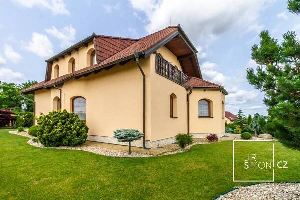 Rodinný dům 6+1 Hořovice, vnitřní bazén, sauna, posilovna, dvougaráž, 495 m2 plochy+1070 m2 pozemek | Realitní kancelář