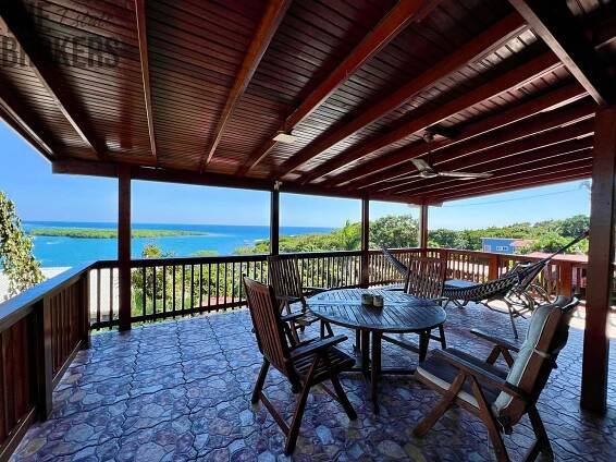 Two Story Wooden Home Czech Village, Roatan | Reality.iDNES.cz 