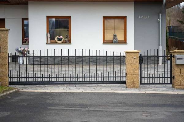 Moderní elegance: Samonosná pojezdová brána a plot pro rodinný dům
