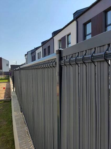 Vertikální plotové lišty široké 153x250 RD08 za 2097.00CZK - Allegro