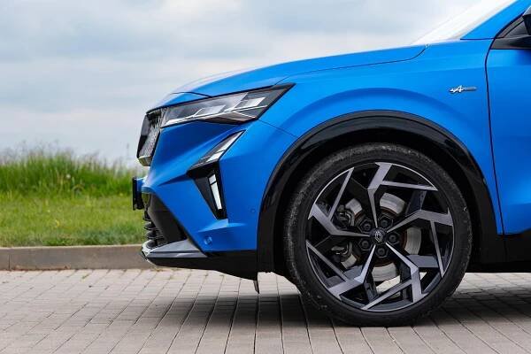 Pozor, neplést s BMW! Vlajkový Renault Rafale vypadá úžasně, navíc zlevnil o 130 tisíc. Stačí překousnout jediný kompromis