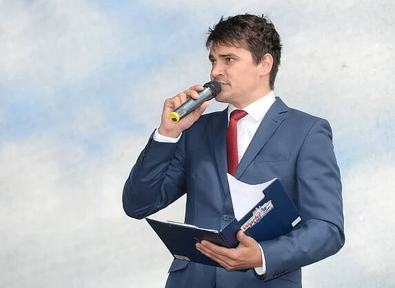 Moderátor Daniel Stach, nová tvář koronaviru: Proč hezouna z ČT Česko tak zbožňuje?!