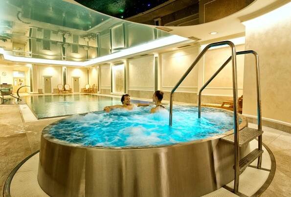 4* relax v Karlových Varech: bazénové a wellness centrum, lázeňské procedury, snídaně či polopenze