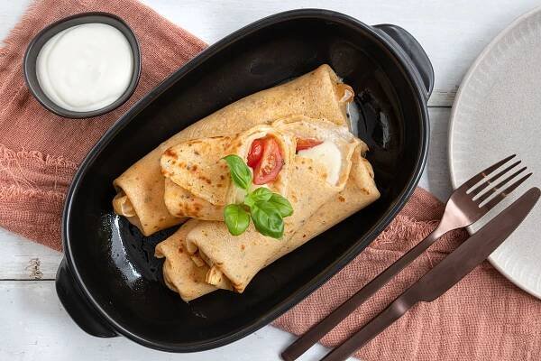 Pikante Pfannkuchen mit Tomate und Mozzarella