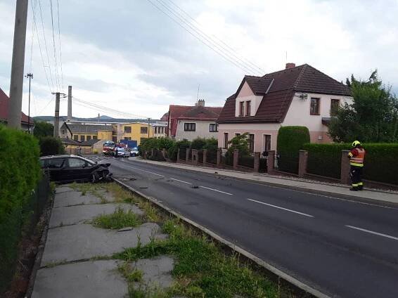 Opilý řidič boural, poškodil plynovou přípojku. Hasiči evakuovali okolní domy