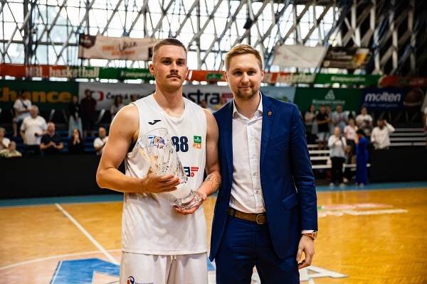 Ostravské basketbalisty dál povede trenér Choleva