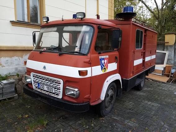 Obec Vinařice nabízí k prodeji požární vozidlo, hasičský...