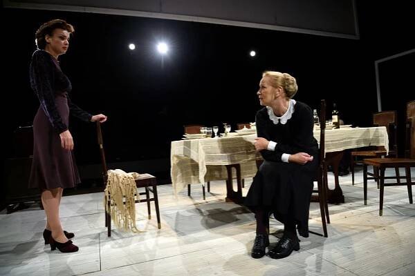 Polnočná omša, Petra Vajdová (Angela), Anna Javorková (Vilma Kubišová)