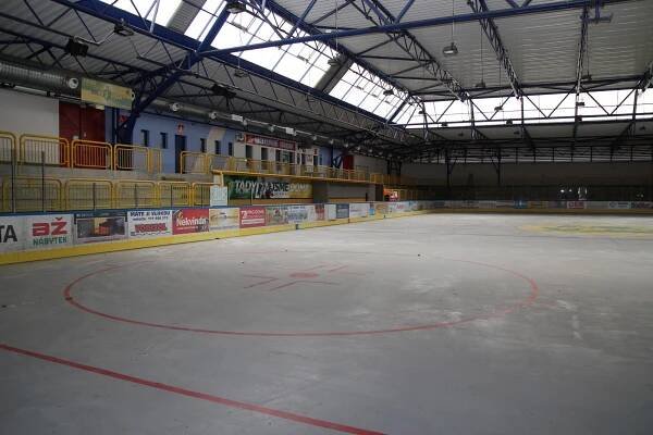 Dvůr chce opravu stadionu, ale moderní chlazení budí mezi sportovci vášně