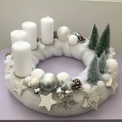 Einzigartiger Adentskranz dekoriert mit Kerzen und Tannenbäumen. Durchmesser c… | Artigianato decorazioni natalizie, Composizioni floreali natalizie, Vasi di natale