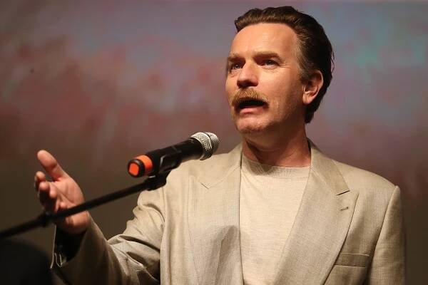 Jak pomoci dceři na drogách. Ewan McGregor přivezl do Varů adepta na diváckou cenu