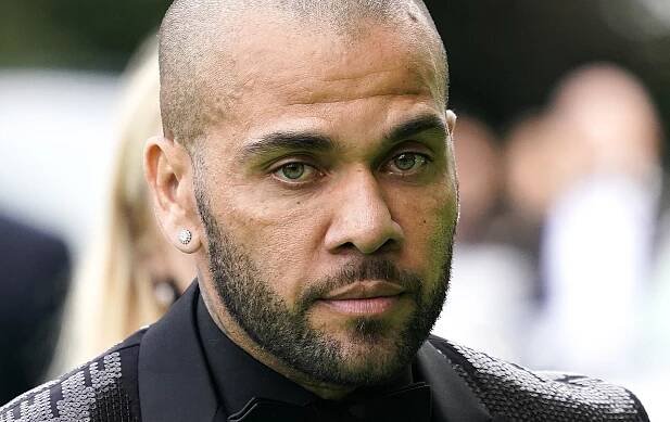 Alves si měsíc po rozsudku požádal o dočasné propuštění z vězení