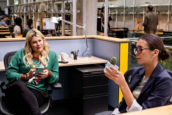 Heather McMahan, Nina Dobrev - Milostná past - Z filmu
