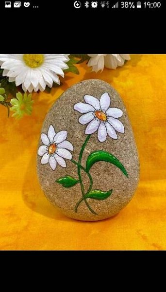 Bemalte Steine mit Blumen