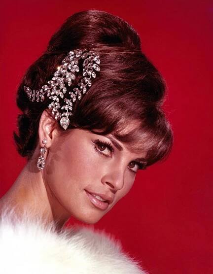Sexsymbol 60. let Raquel Welch je i v třiasedmdesáti úžasná. Škoda jen té paruky