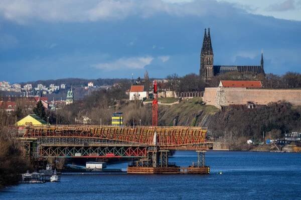 FOTO: Dvorecký most vyjde dráž a dokončení se o rok odkládá. Hledá se jméno