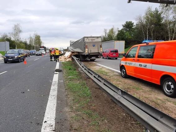 Kamion skončil po nehodě na boku. Vyprošťování uzavřelo dálnici D10