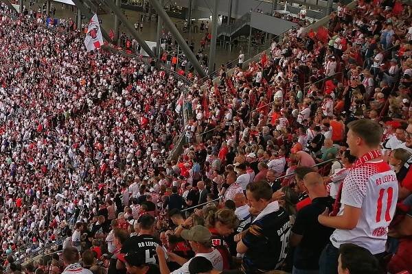 Minuta na pivo, obří býk a bojkoty soupeře. Tady vstoupí Češi do Eura