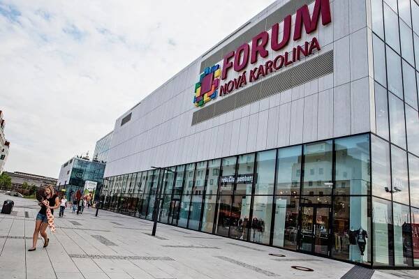 Stačí chvilka nepozornosti. Řidiči u nákupních center zapomínají na důležité pravidlo