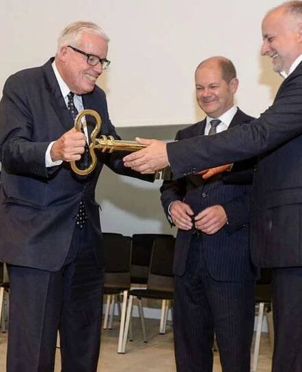Soubor:Klaus-Michael Kühne and Olaf Scholz.jpg