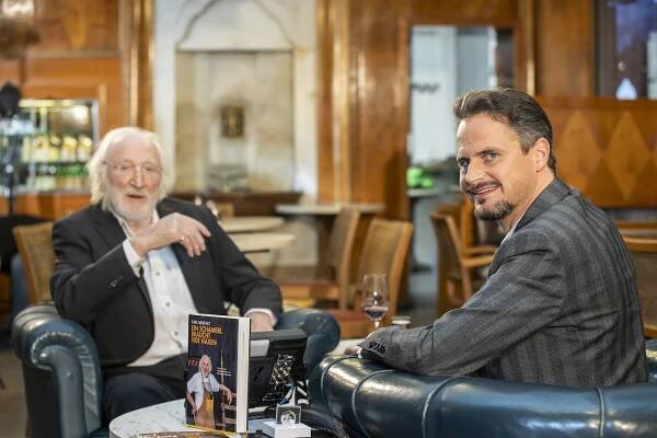 Karl Merkatz im Gespräch mit Tommy Schmidle, Bild: A. Kolarik/Degn Film