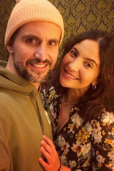 28. Januar 2020 Mit diesem schönen Pärchen-Selfie schickt Schauspieler und Musiker Tom Beck seiner Frau Chryssanthi Kavazi liebe Geburtstagsgrüße via Instagram. In seinem Post lobt er seine Partnerin als die "beste Ehefrau und Mutter der Welt". Die Geburt ihres Sohnes hat das Liebesglück des Paares Ende letzten Jahres vollendet.