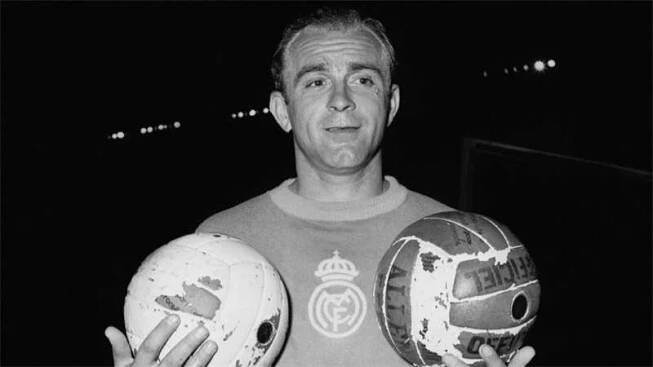  Alfredo Di Stéfano (1957 a 1959)  Úplně prvním vítězem prestižní ankety byl v roce 1956 Angličan Stanley Matthews z Blackpoolu. Rok nato ho sesadil z trůnu legendární Alfredo Di Stéfano, který během kariéry prošel reprezentacemi Argentiny, Kolumbie a Španělska. Nejúspěšnější roky strávil v Realu Madrid, v němž vykonával až do své smrti (2014) funkci čestného předsedy. Coby hráč získal s Bílým baletem osm ligových trofejí a pětkrát s ním vyhrál Pohár mistrů evropských zemí. Zlatý míč ukořistil dvakrát, podruhé se ho dočkal v roce 1959, kdy se stal popáté nejlepším střelcem španělské soutěže.