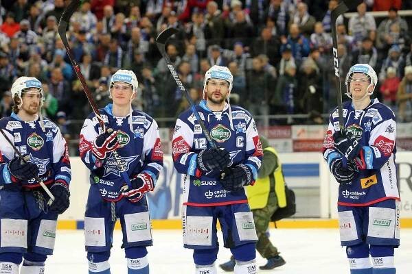 Hokejisté brněnské Komety porazili i ve čtvrtém utkání čtvrtfinálové série play-off extraligy Vítkovice, tentokrát 3:1.  Na snímku Mallet, Nečas, Čermák a Krejčík.