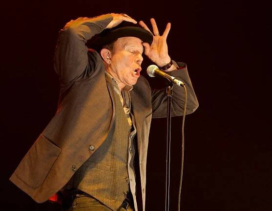 Já nepil, to klavír. Tom Waits nás naučil snít očima lidí, kterým se sny neplní