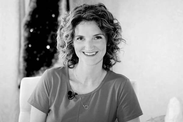 Podcast: Zakopání »snubáků« a růže za menstruaci. Jaké zvláštní rituály lidé provádějí?