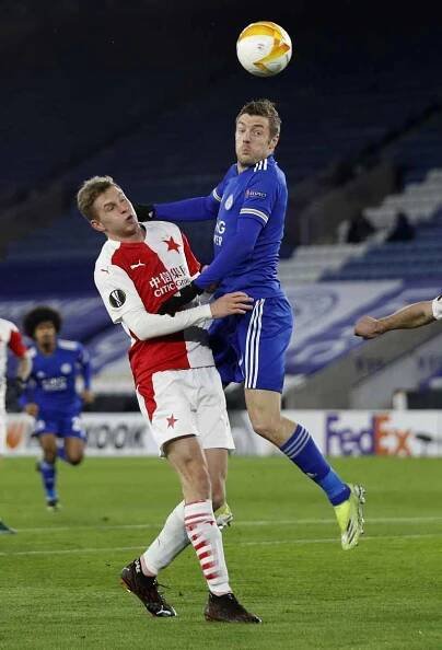 Leicester - Slavia: Jamie Vardy a David Zima